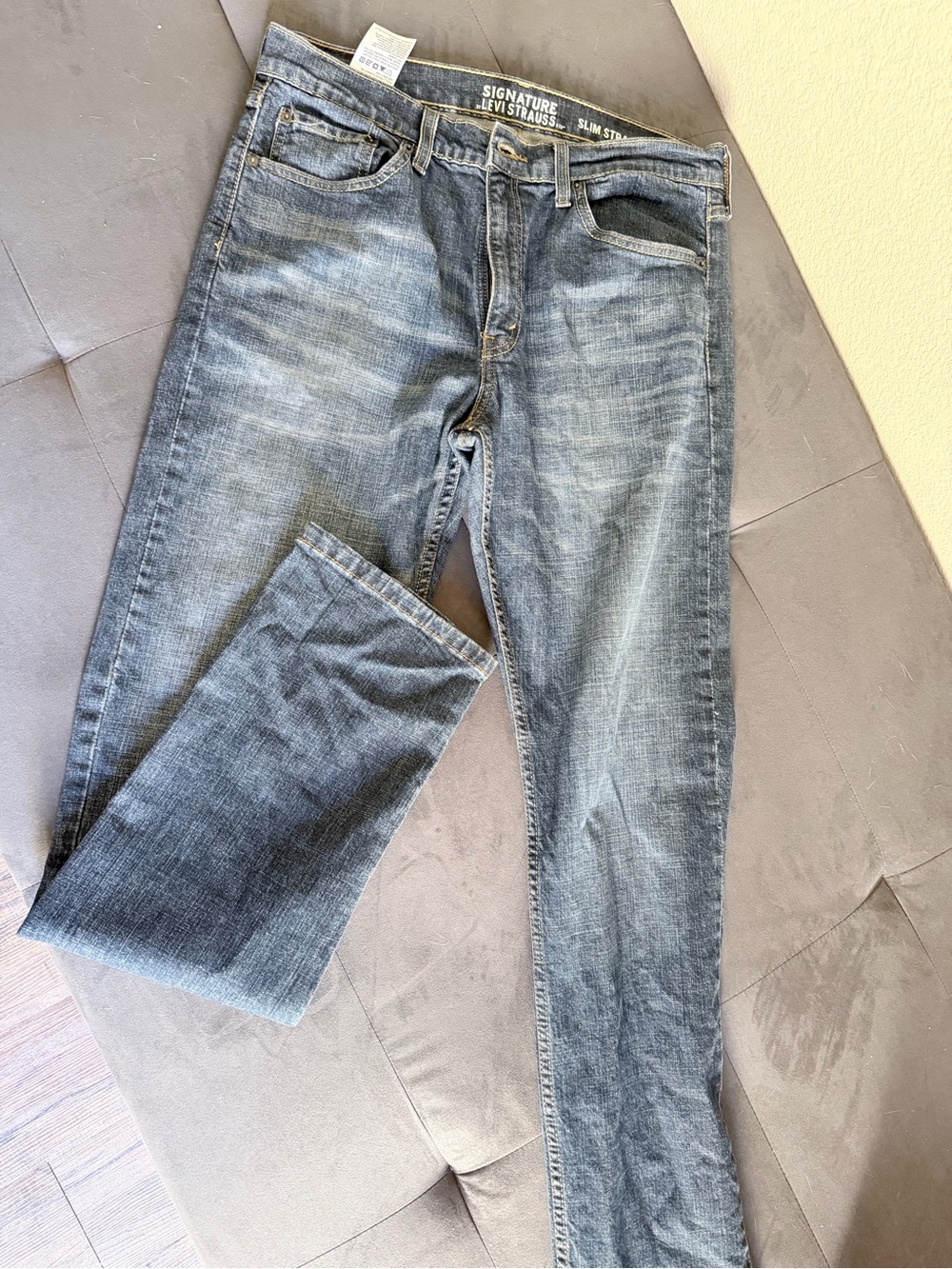Signature by Levi Strauss Men’s Slim Straight Jeans - Washed Blue